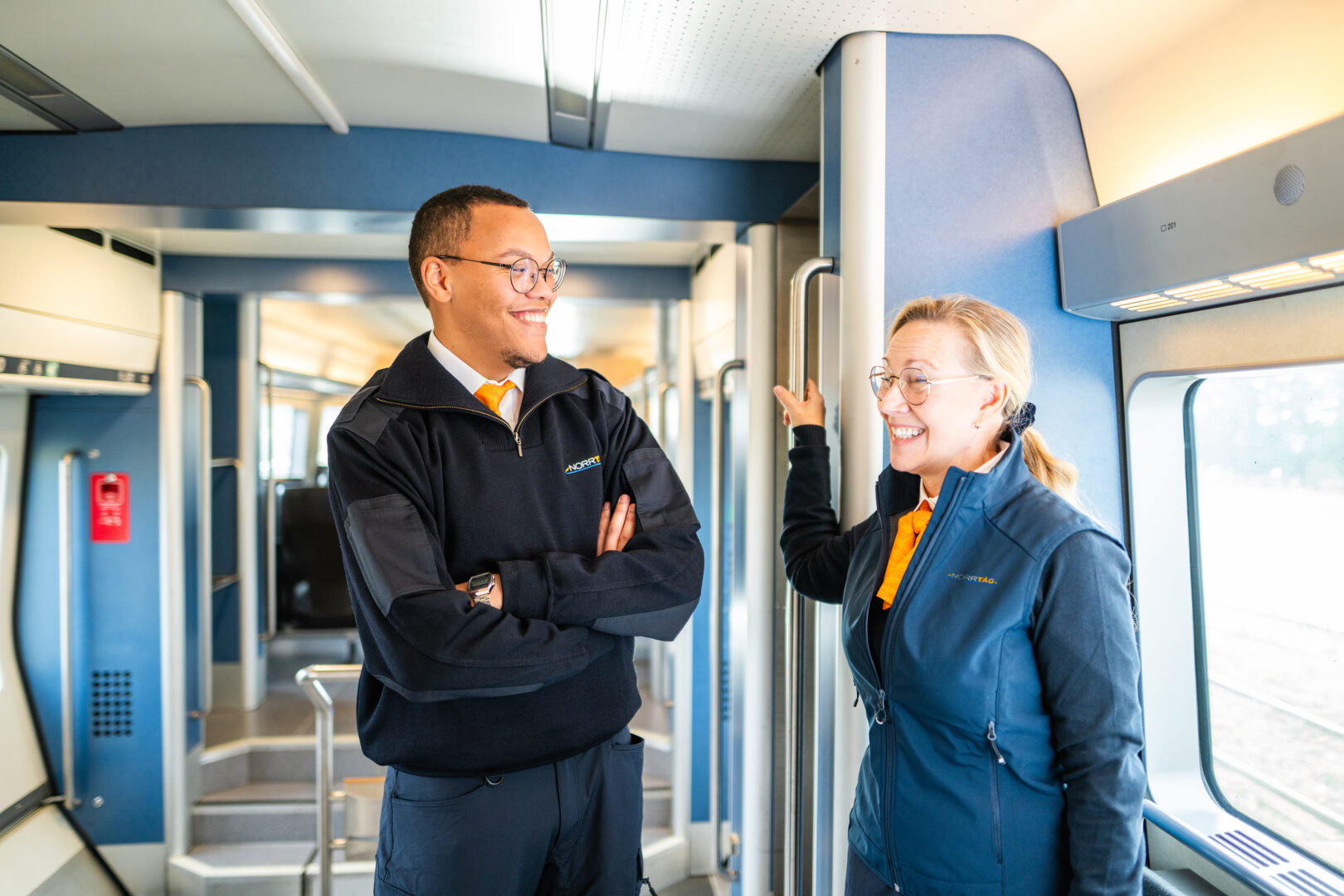 Två tågvärdar i den nya Norrtågsuniformen.
